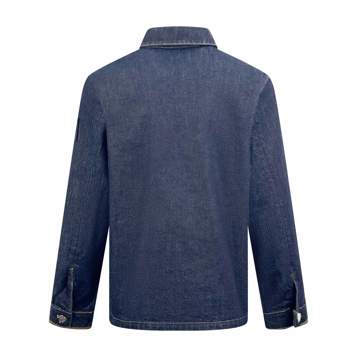 P500 Stonelsland emblem denim jacket. Customized high-density twill denim. Full texture. Comfortable and close to the skin. Classic indigo denim is the main tone. It has a retro charm and a modern sense of fashion. The front breast pocket is cut into the front panel with a golden ratio. A pragmatic reconstruction of the ritual. The iconic Stonelsland emblem is embellished on the sleeves, like a unique medal, highlighting the brand's imprint. Simple lines outline a neat silhouette. Outline a casual and free style. The workwear gene is infused with luxury DNA. Simple charm and versatile charm. Process 1: Use imported machine embroidery technology. Use advanced computer control system and precision mechanical parts to realize Stonesland badge embroidery operation with high precision and smooth and delicate lines. Process 2: The whole garment is washed with Zhongxiao. Use a special solution to remove stains and slight fading. Then use a strong washing method to fade the color to make it more uniform. Process 3: The whole piece of clothing is sewn using an embedded clip machine. The embedded clip machine can control the distance between the two needles by changing the needle position to achieve seamless splicing, smooth and tidy. Accessories: Customized 1:1 Stonelsland I-shaped buckle, Customized 1:1 Stonelsland embroidery label, Customized 1:1 Stonelsland resin button, Customized 1:1 Stonelsland snap button, Customized 1:1 Stonelsland trademark. Version: Loose version Size: S M L XL Style number: BB747